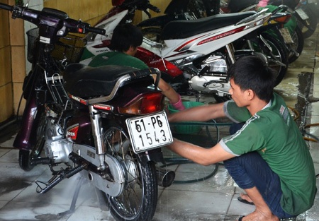 Các nhân viên cũng tranh thủ kiếm thêm thu nhập những ngày cuối năm