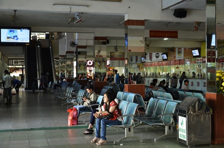 “Nôn nao” chờ những chuyến xe cuối cùng về quê đón Tết - 10 Nhóm 4 thanh niên tranh thủ làm thêm những ngày cuối năm và đang chờ xe về Ninh Thuận