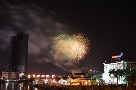 Màn pháo hoa làm mãn nhãn người xem