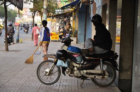 Cuộc sống của người dân bị đảo lộn do trời lạnh kéo dài