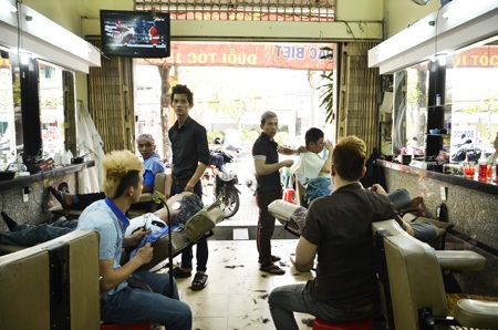 Nhiều tiệm hớt tóc cũng nhộn nhịp không kém