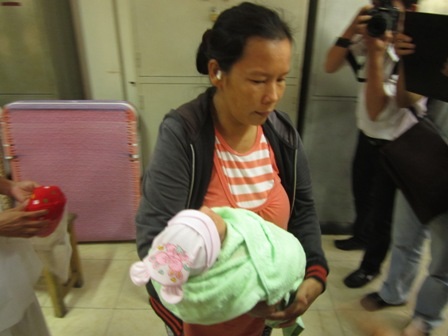 Sau 4 ngày xa cách, lúc 11h trưa 13/1, bé Hoài đã được về với mẹ