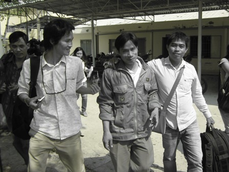 Anh Trương Văn Hên (đi giữa) không giấu được vẻ vui mừng khi nghe tin sắp được gặp con