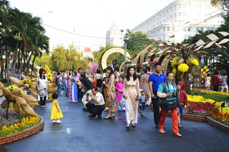 Người dân đổ về đường hoa Nguyễn Huệ sáng mùng 1 Tết - 1 Người dân Sài Gòn dạo đường hoa Nguyễn Huệ trong sáng mùng 1 Tết