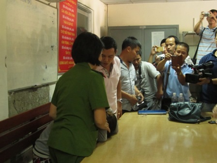 Trâm luôn úp mặt xuống bàn khóc lóc và khai báo lung tung