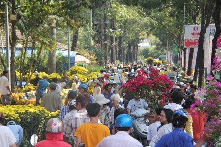 Dòng người đổ về công viên 23/9 để mua hoa trưa cuối năm