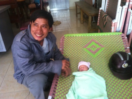 Anh Hên vui mừng khi nhận lại được con