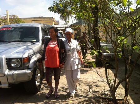 Sản phụ Tâm được đưa vào nhận mặt con