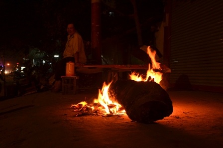 Người dân phải đốt lửa sưởi ấm vào ban đêm