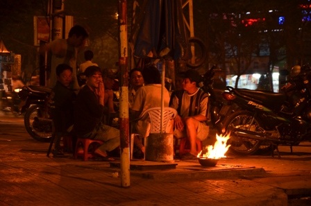 Người dân phải đốt lửa sưởi ấm vào ban đêm