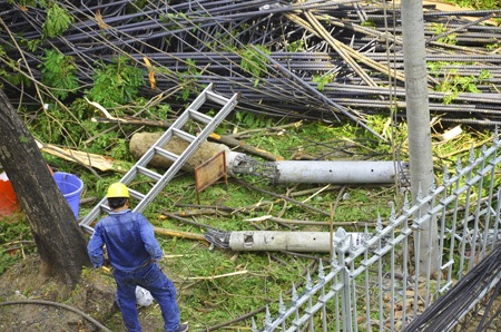 Hoảng loạn vì khối sắt khổng lồ đổ sập - 5 Nhiều trụ điện bị gãy thành từng khúc