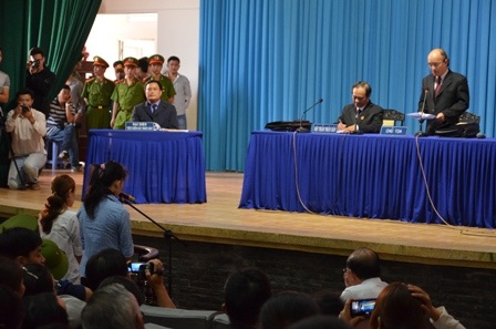 Hai bị cáo đứng trước vành móng ngựa nghe tuyên án