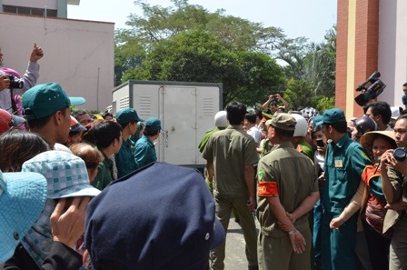 Các bị cáo được dẫn giải về trại giam sau khi phiên tòa kết thúc