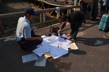 Nhiều giấy tờ của hành khách bị ướt sau sự cố