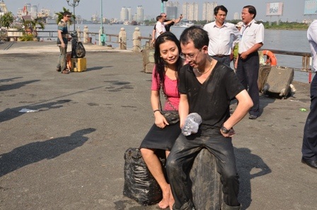 Nhiều hành khách lấm lem sau khi ngâm mình dưới bùn