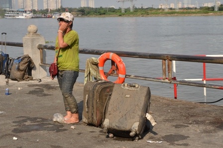 Nhiều hành khách lấm lem sau khi ngâm mình dưới bùn