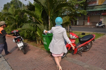 Những người hiếm hoi có ý thức vứt túi vào thùng rác. (Ảnh: Đình Thảo).