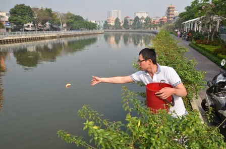 Sáng 23/1 rất đông người dân TPHCM đã ra các tuyến kênh lớn để phóng sinh cá chép