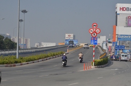 Một số xe gắn máy đã lưu thông trên cầu thép ngã tư Hàng Xanh