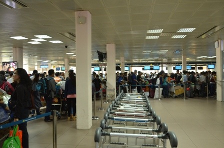 Dòng người cứ nối dài mãi