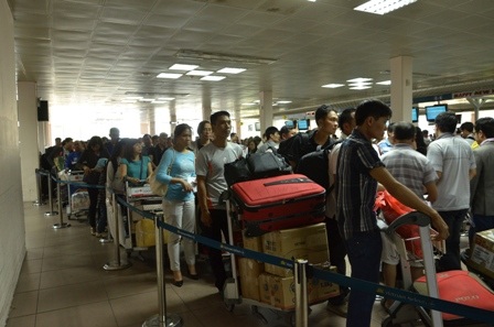 Đoàn người xếp hàng dài chờ làm thủ tục