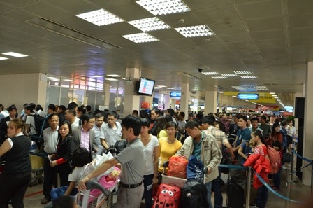 Biển người chờ làm thủ tục bên trong sân bay Tân Sơn Nhất