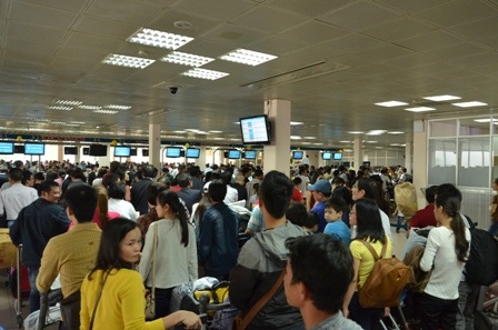Biển người chờ làm thủ tục bên trong sân bay Tân Sơn Nhất