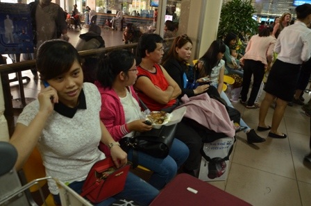 Nhiều người tranh thủ lót dạ tại sân bay
