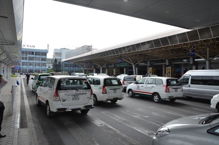 Đoàn xe đưa khách vào sân bay cũng xếp hàng dài
