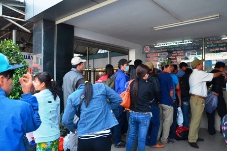 Người dân xếp hàng chờ mua vé tại bến xe miền Tây sáng nay