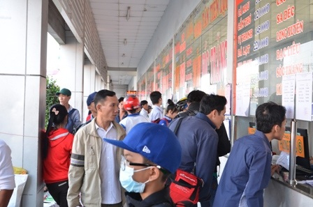 Ai cũng hối hả để kịp chuyến xe về quê đón Tết