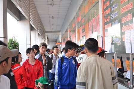 Các quầy vé luôn chật kín người