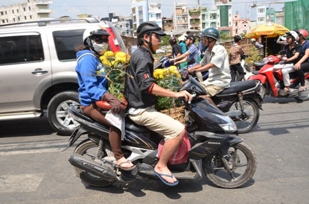 Và những chậu hoa ưng ý nhất đã được người mua chở bằng xe gắn máy về nhà