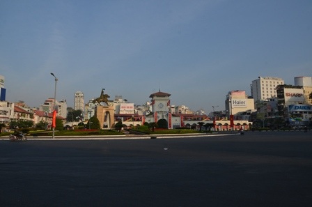 Vòng xoay chợ Bến Thành vẫn chìm trong giấc ngủ