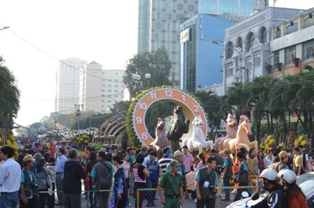 Người dân tham quan đường hoa Nguyễn Huệ sáng mùng 1 Tết