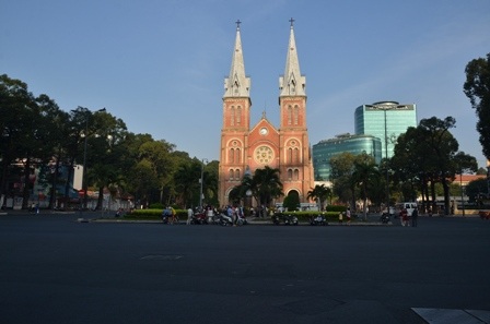 Nhà thờ Đức Bà yên bình trong sớm mai