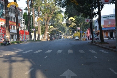 Đường Phạm Ngọc Thạch nằm phơi mình trong nắng sớm