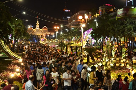 Đường hoa Nguyễn Huệ chào xuân với một đàn ngựa - 12 Người dân chiêm ngưỡng đường hoa Nguyễn Huệ