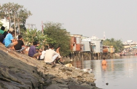 Lực lượng cứu hộ tìm kiếm thi thể 2 học sinh mất tích