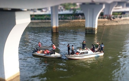 Nam thanh niên nhảy cầu Nguyễn Văn Cừ tự tử - 1 Lực lượng chức năng mò tìm xác nạn nhân