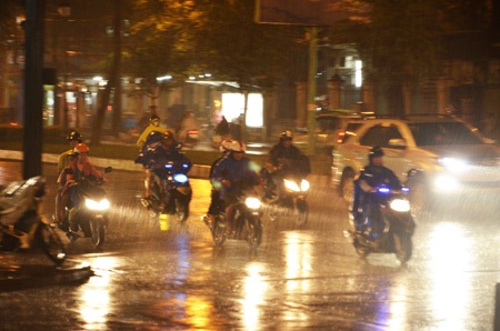 Cơn mưa trái mùa rất lớn xảy ra lúc 19h 30 tại nhiều quận huyện trên địa bàn TPHCM