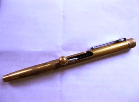 Một khẩu súng bút tự chế bị công an thu giữ