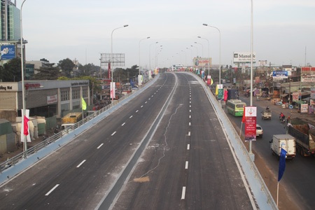 Thông xe cầu vượt thép đầu tiên tại Đồng Nai - 4 Cầu vượt thép nhìn từ trên cao