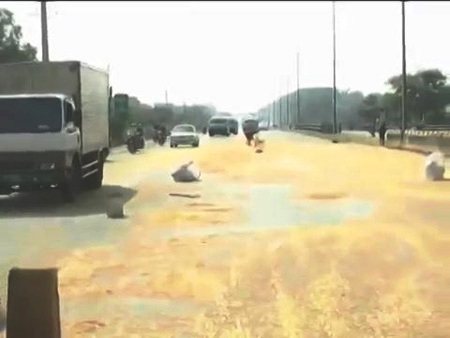 Lại xảy ra “hôi của” ở Đồng Nai - 1 Hiện trường xe tải chở bắp bị đổ trên quốc lộ 51