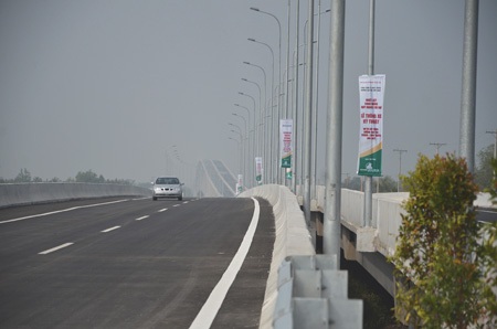 Trên tuyến cao tốc này có cầu Long Thành (2,35 km) là cầu dài và lớn nhất toàn tuyến