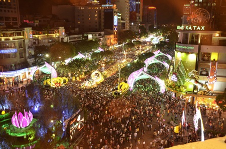 Đường hoa Nguyễn Huệ chào xuân với một đàn ngựa - 1 Đường hoa Nguyễn Huệ 2014 đã chính thức khai mạc