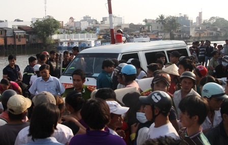 Hàng trăm người dân tập trung theo dõi vụ việc