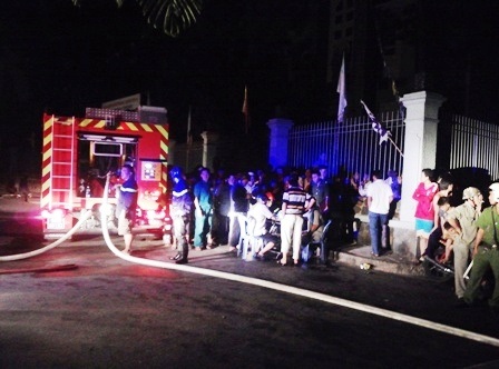 Xe chữa cháy của quận 11 có mặt tại hiện trường