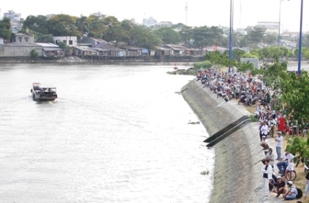 Nam thanh niên nhảy cầu Nguyễn Văn Cừ tự tử - 2 Hàng trăm người dân hiếu kì tập trung dọc đại lộ Võ Văn Kiệt để theo dõi vụ việc