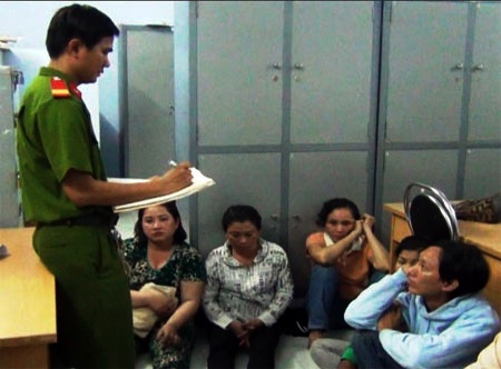 Băng “2 ngón” móc túi hàng chục triệu đồng mỗi ngày tại Sài Gòn - 2 Các thành viên trong băng nhóm móc túi tại cơ quan công an